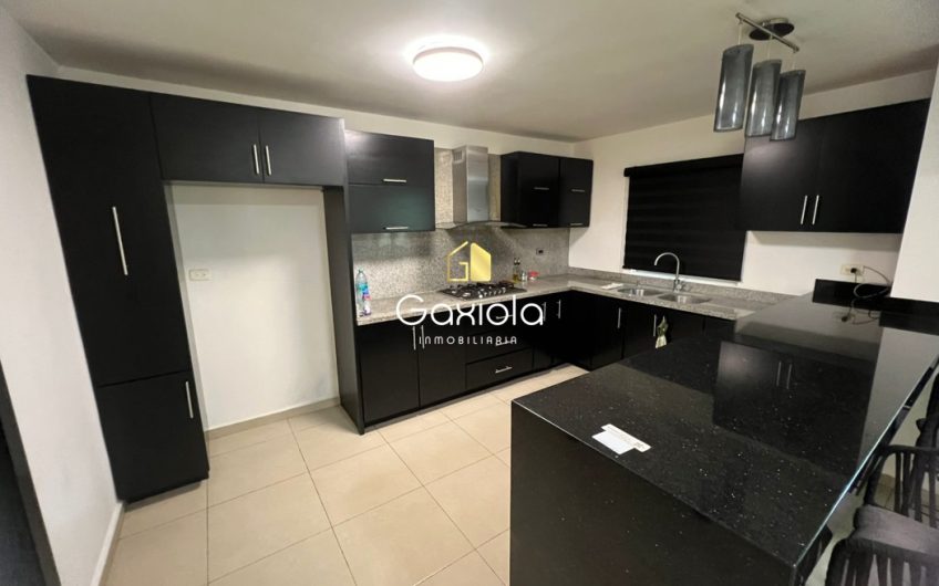 Se RENTA casa ubicada en Privada con acceso controlado y área común con alberca, zona norte