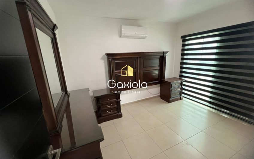 Se RENTA casa ubicada en Privada con acceso controlado y área común con alberca, zona norte