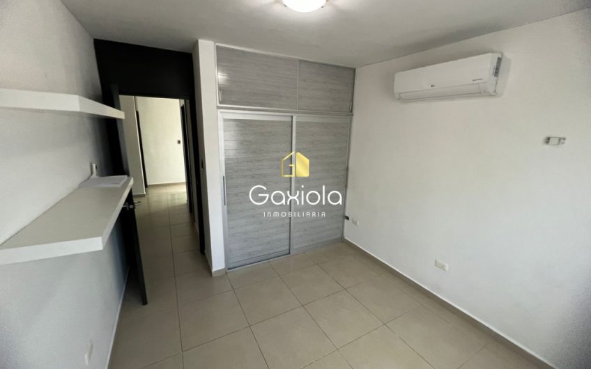 Se RENTA casa ubicada en Privada con acceso controlado y área común con alberca, zona norte