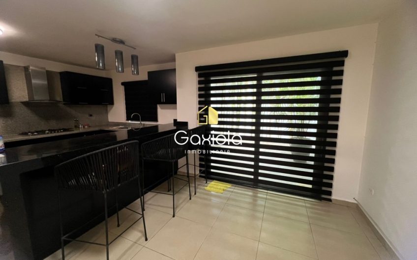 Se RENTA casa ubicada en Privada con acceso controlado y área común con alberca, zona norte