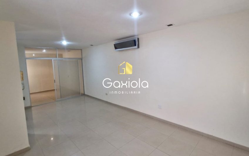 Se RENTA Casa ubicada en Privada con acceso controlado y área común con alberca y juegos, Portanova, muy cerca de Plaza Sendero