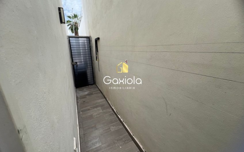 Se RENTA casa ubicada en Privada con acceso controlado y área común con alberca, zona norte