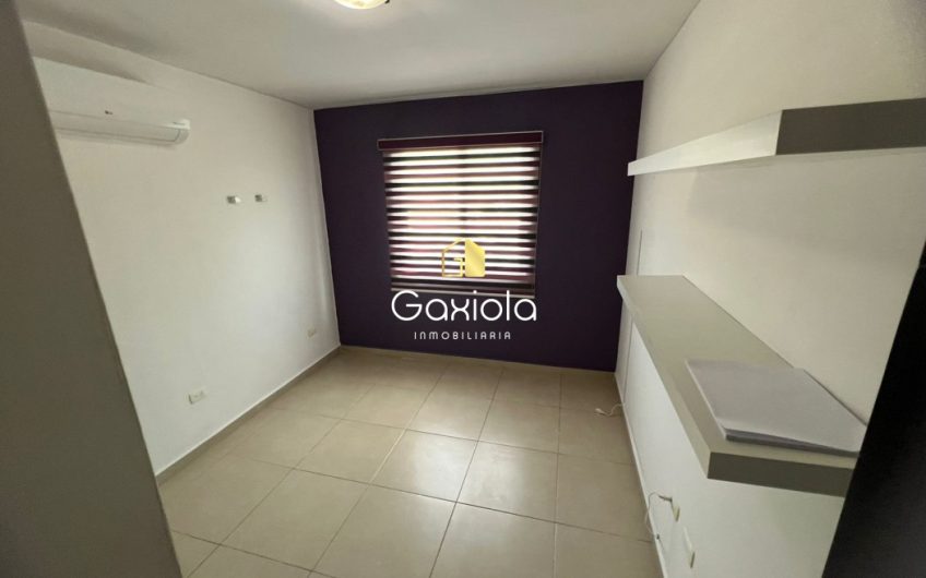 Se RENTA casa ubicada en Privada con acceso controlado y área común con alberca, zona norte