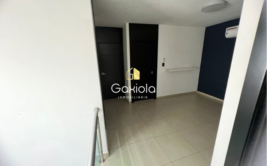 Se RENTA casa ubicada en Privada con acceso controlado y área común con alberca, zona norte