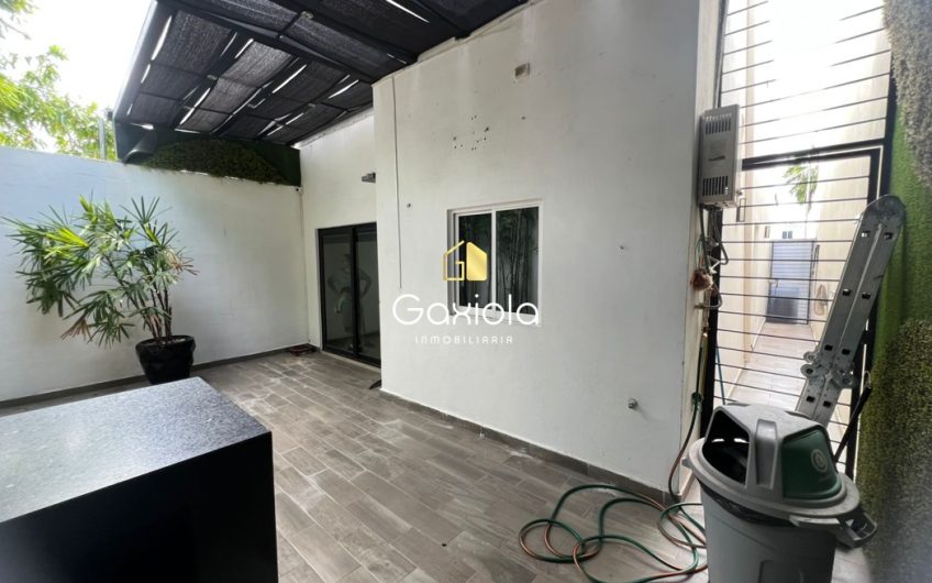 Se RENTA casa ubicada en Privada con acceso controlado y área común con alberca, zona norte