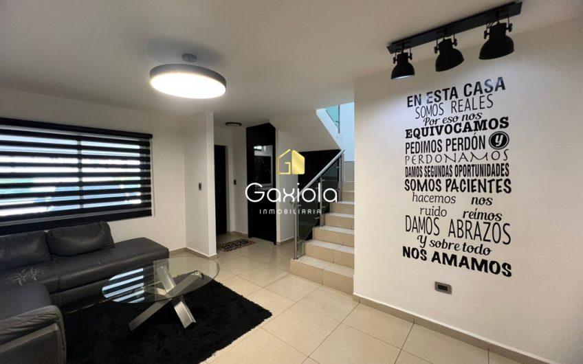 Se RENTA casa ubicada en Privada con acceso controlado y área común con alberca, zona norte