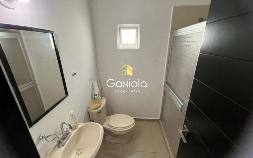 Se RENTA casa ubicada en Privada con acceso controlado y área común con alberca, zona norte