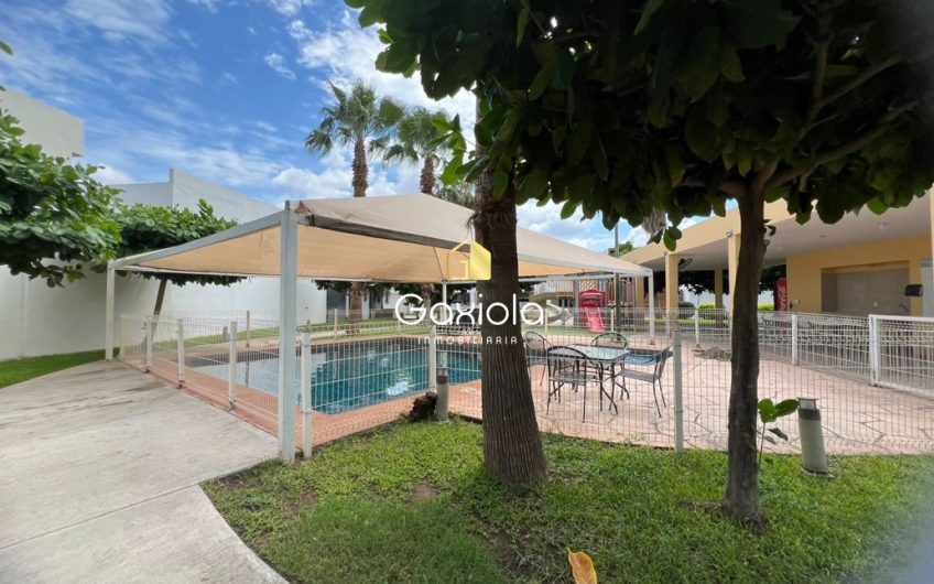 Se RENTA casa ubicada en Privada con acceso controlado y área común con alberca, zona norte