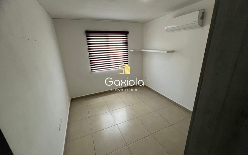 Se RENTA casa ubicada en Privada con acceso controlado y área común con alberca, zona norte