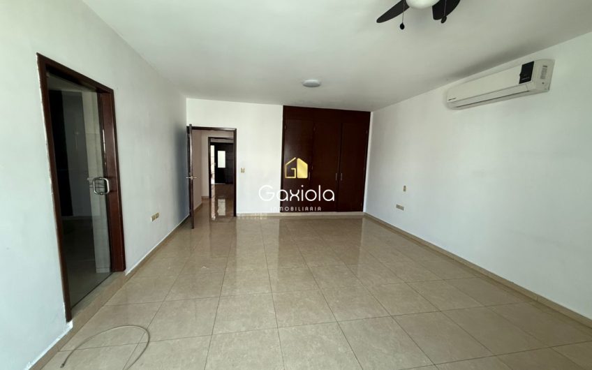 Se RENTA Casa ubicada en privada con acceso controlado, La Campiña