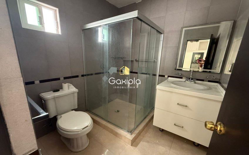 Se RENTA Casa ubicada en privada con acceso controlado, La Campiña