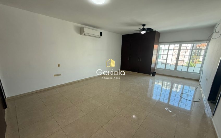 Se RENTA Casa ubicada en privada con acceso controlado, La Campiña
