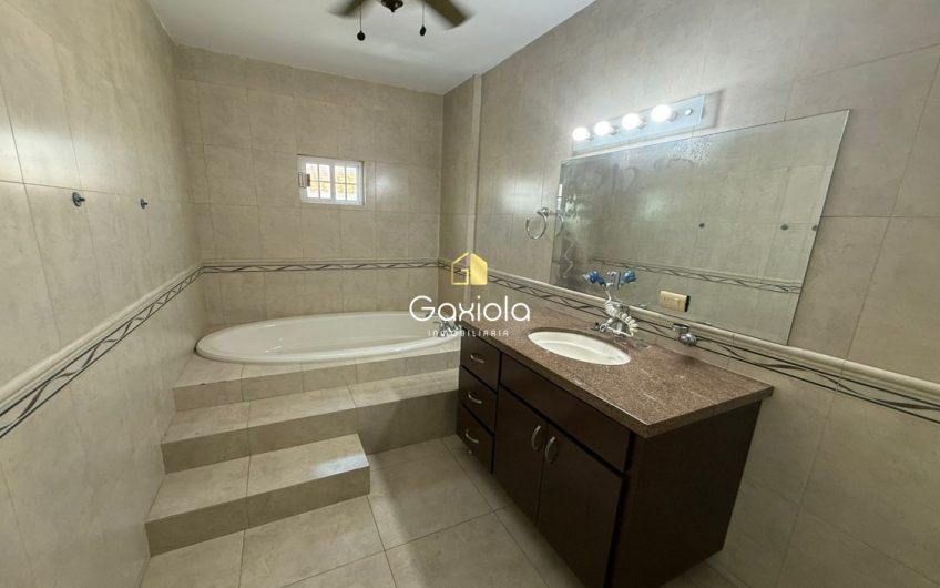 Se RENTA Casa ubicada en privada con acceso controlado, La Campiña