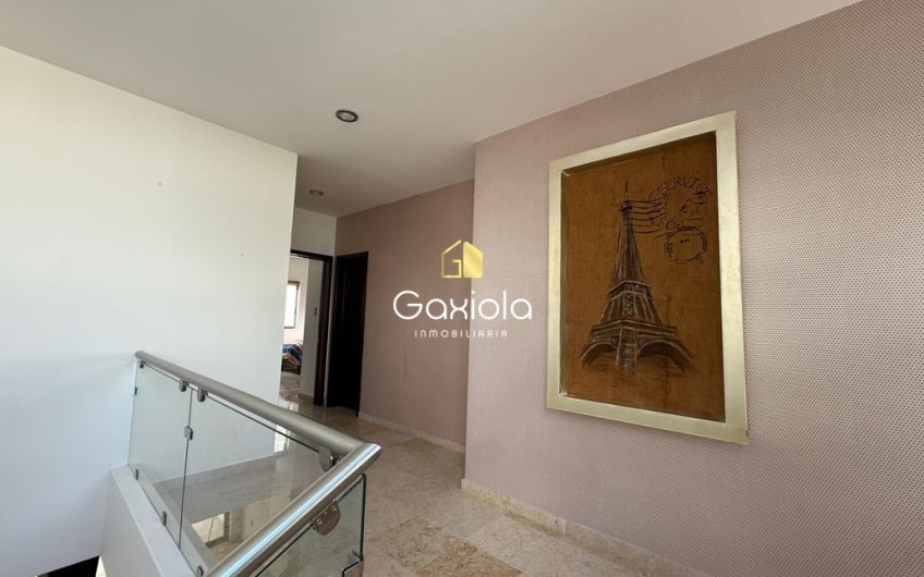 Se RENTA casa en Residencial los Cisnes, con área común y alberca