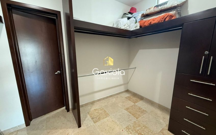 Se RENTA casa en Residencial los Cisnes, con área común y alberca