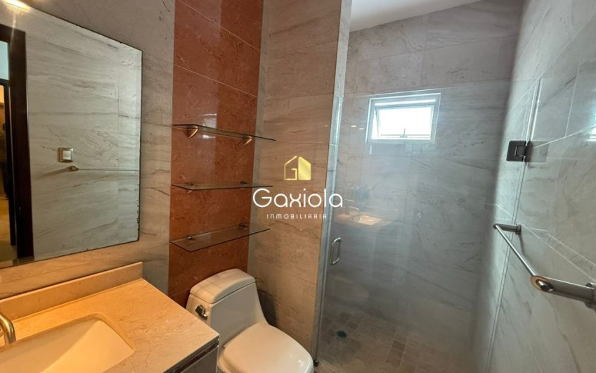 Se RENTA casa en Residencial los Cisnes, con área común y alberca