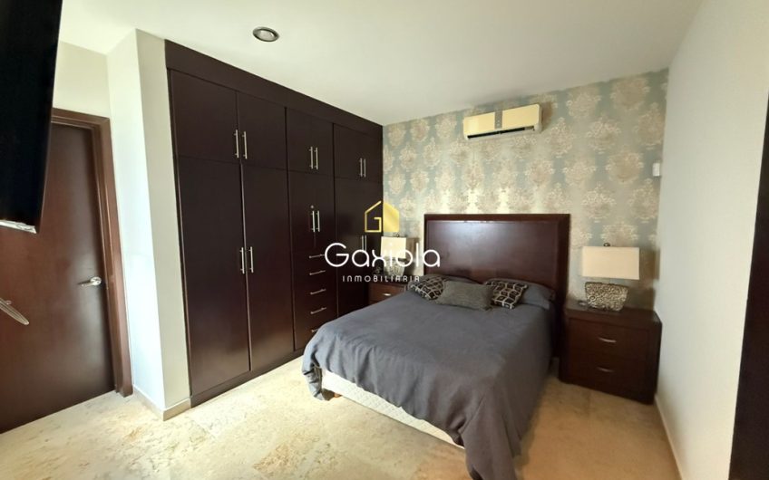 Se RENTA casa en Residencial los Cisnes, con área común y alberca