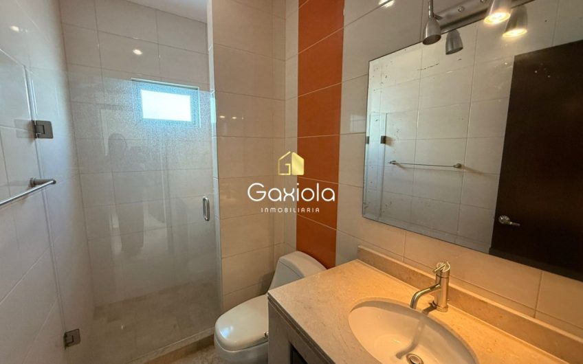 Se RENTA casa en Residencial los Cisnes, con área común y alberca