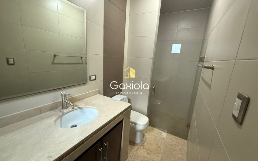 Se RENTA casa en Residencial los Cisnes, con área común y alberca