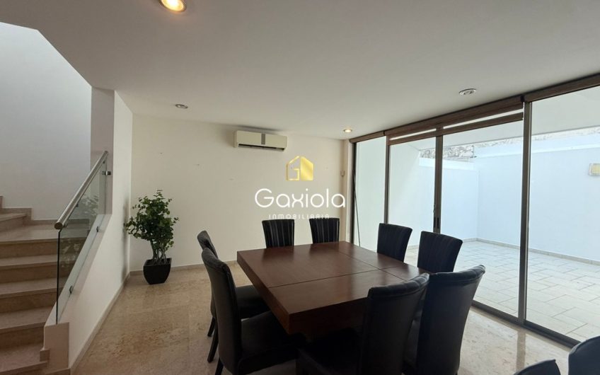 Se RENTA casa en Residencial los Cisnes, con área común y alberca