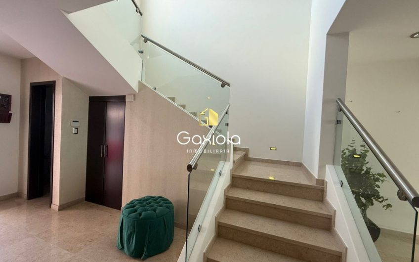 Se RENTA casa en Residencial los Cisnes, con área común y alberca