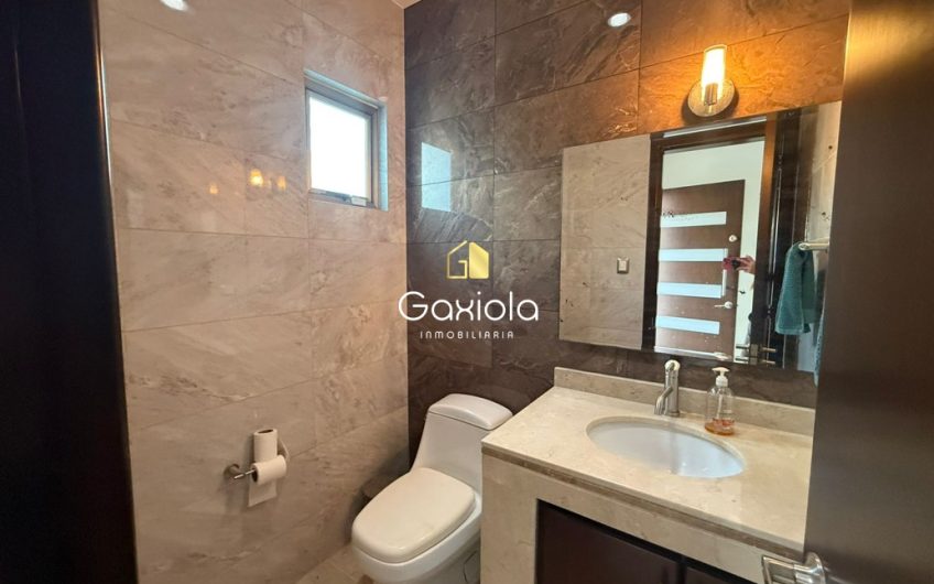 Se RENTA casa en Residencial los Cisnes, con área común y alberca