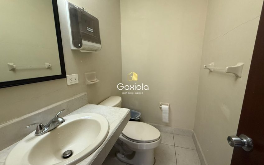 Se RENTAN oficinas en segunda planta sector Guadalupe