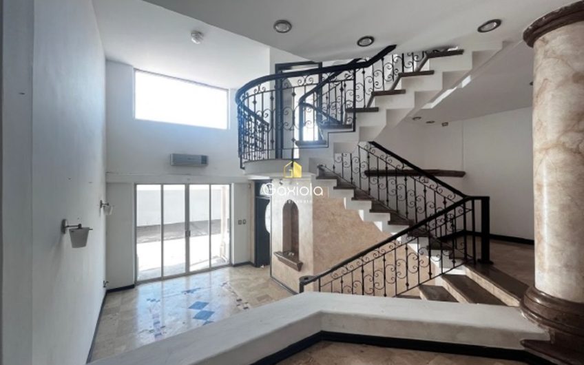 Se VENDE casa de tres niveles con alberca en Montebello