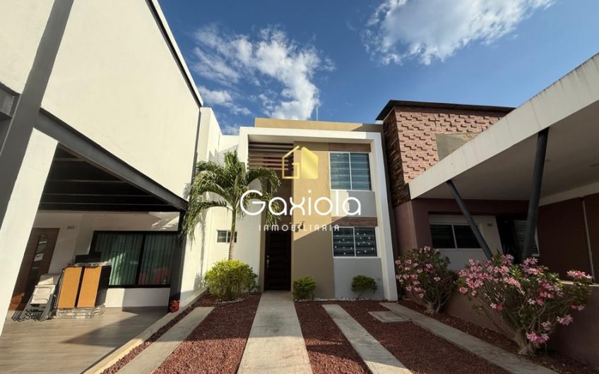 Se RENTA casa en residencial Amorada, con área común y alberca