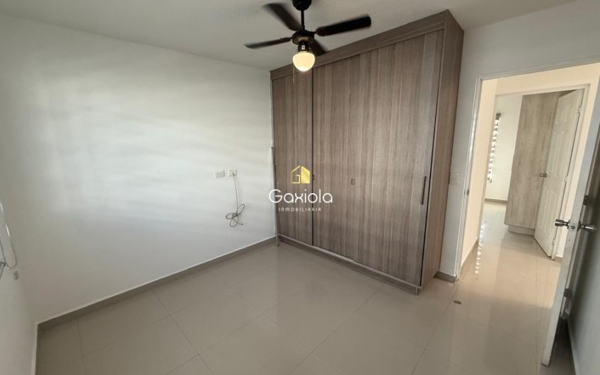 Se RENTA casa en residencial Amorada, con área común y alberca