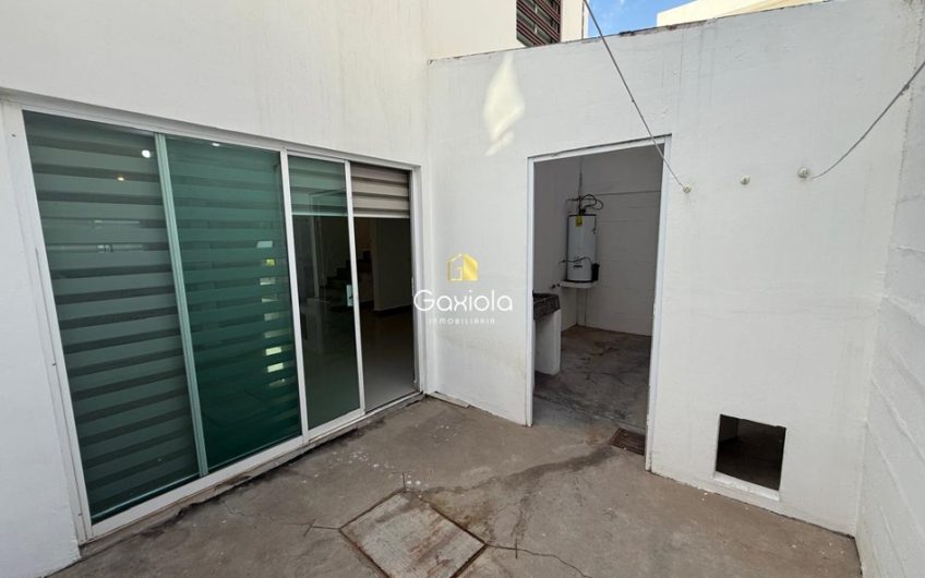 Se RENTA casa en residencial Amorada, con área común y alberca