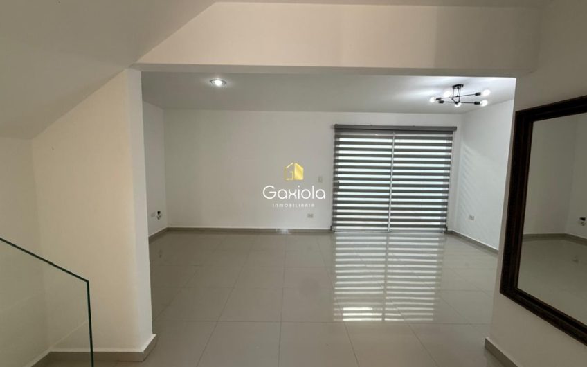 Se RENTA casa en residencial Amorada, con área común y alberca