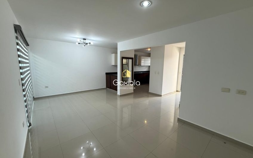 Se RENTA casa en residencial Amorada, con área común y alberca