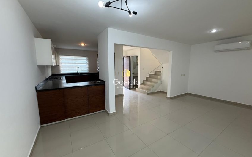 Se RENTA casa en residencial Amorada, con área común y alberca