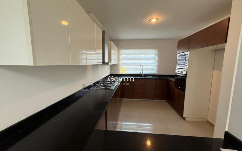 Se RENTA casa en residencial Amorada, con área común y alberca