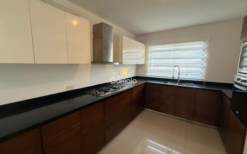 Se RENTA casa en residencial Amorada, con área común y alberca