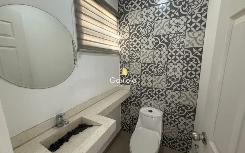 Se RENTA casa en residencial Amorada, con área común y alberca