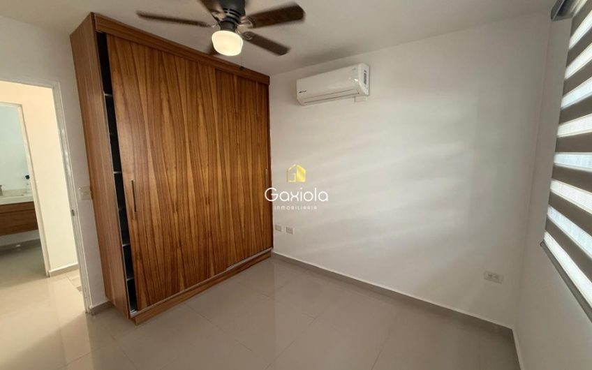 Se RENTA casa en residencial Amorada, con área común y alberca