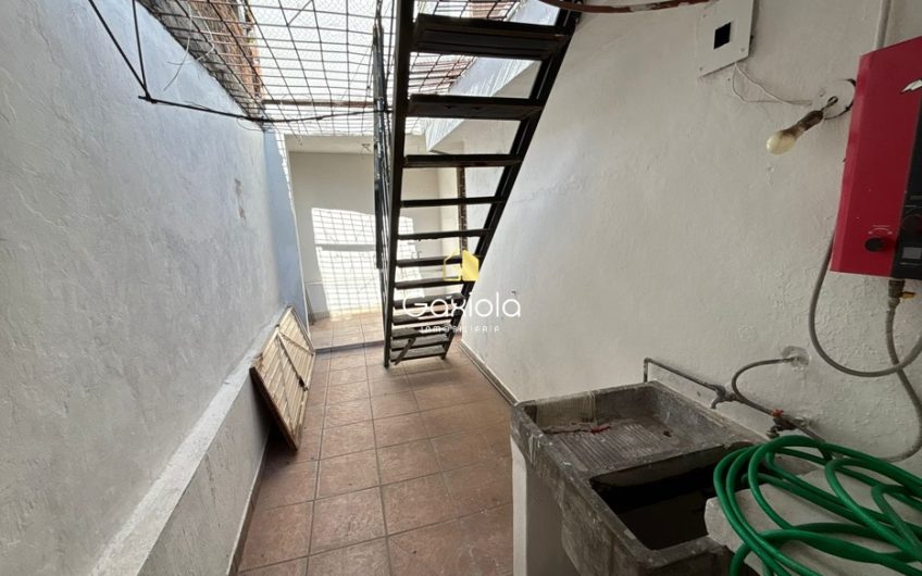 Se VENDE casa de dos pisos, ubicada en Fracc. Cañadas