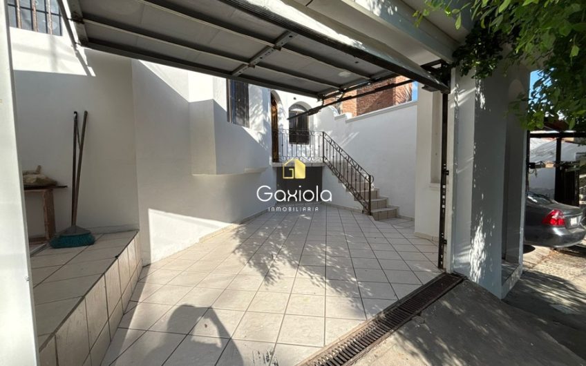 Se VENDE casa de dos pisos, ubicada en Fracc. Cañadas