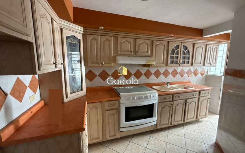 Se VENDE casa de dos pisos, ubicada en Fracc. Cañadas