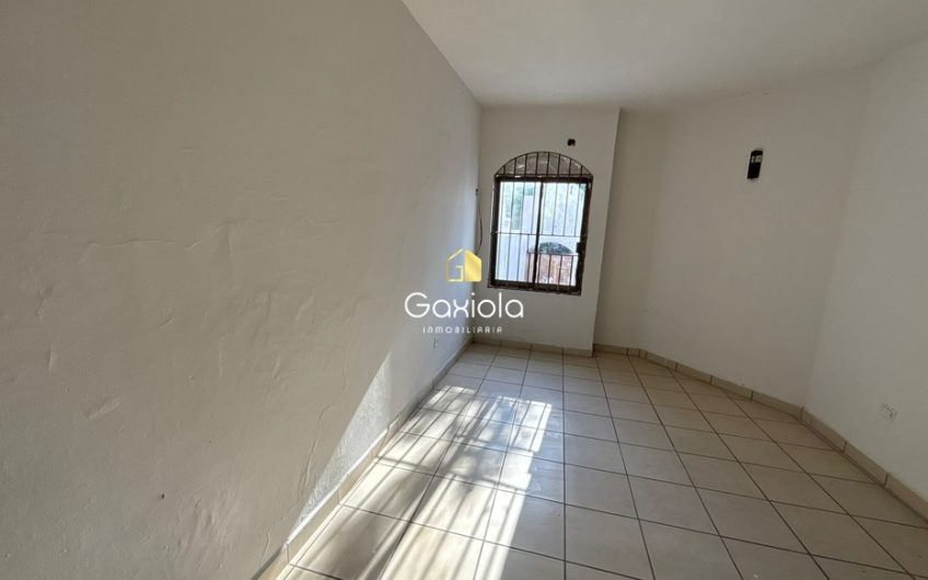 Se VENDE casa de dos pisos, ubicada en Fracc. Cañadas