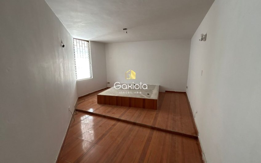 Se VENDE casa de dos pisos, ubicada en Fracc. Cañadas