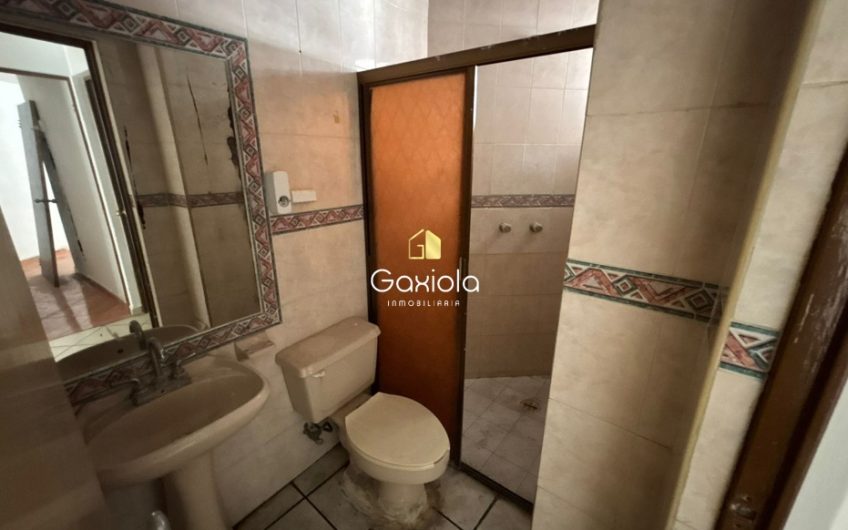 Se VENDE casa de dos pisos, ubicada en Fracc. Cañadas