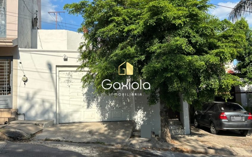 Se VENDE casa de dos pisos, ubicada en Fracc. Cañadas