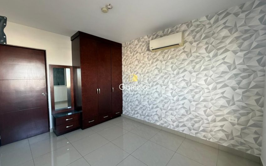 Se RENTA departamento ubicado en Altezza con alberca y roof top con vista a la ciudad