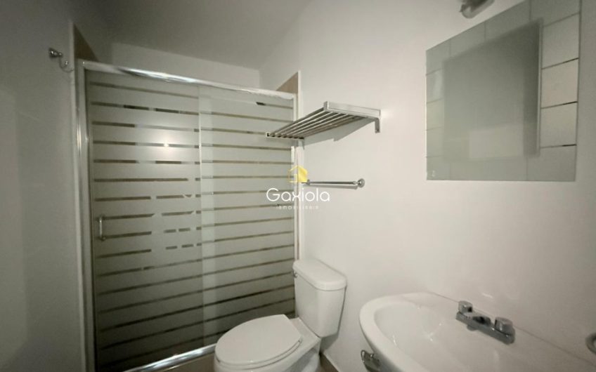 Se RENTA departamento ubicado en Altezza con alberca y roof top con vista a la ciudad